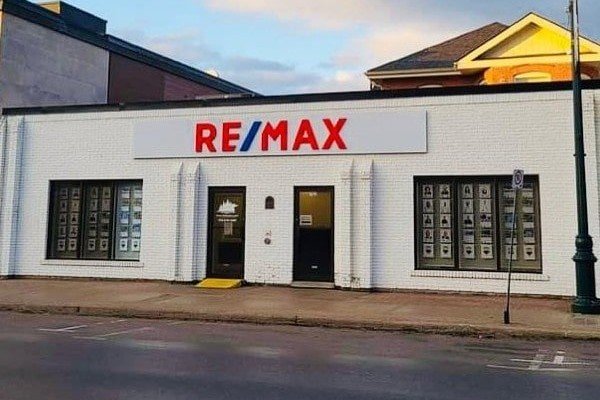 RE/MAX Office exterior in Bracebridge, Ontario