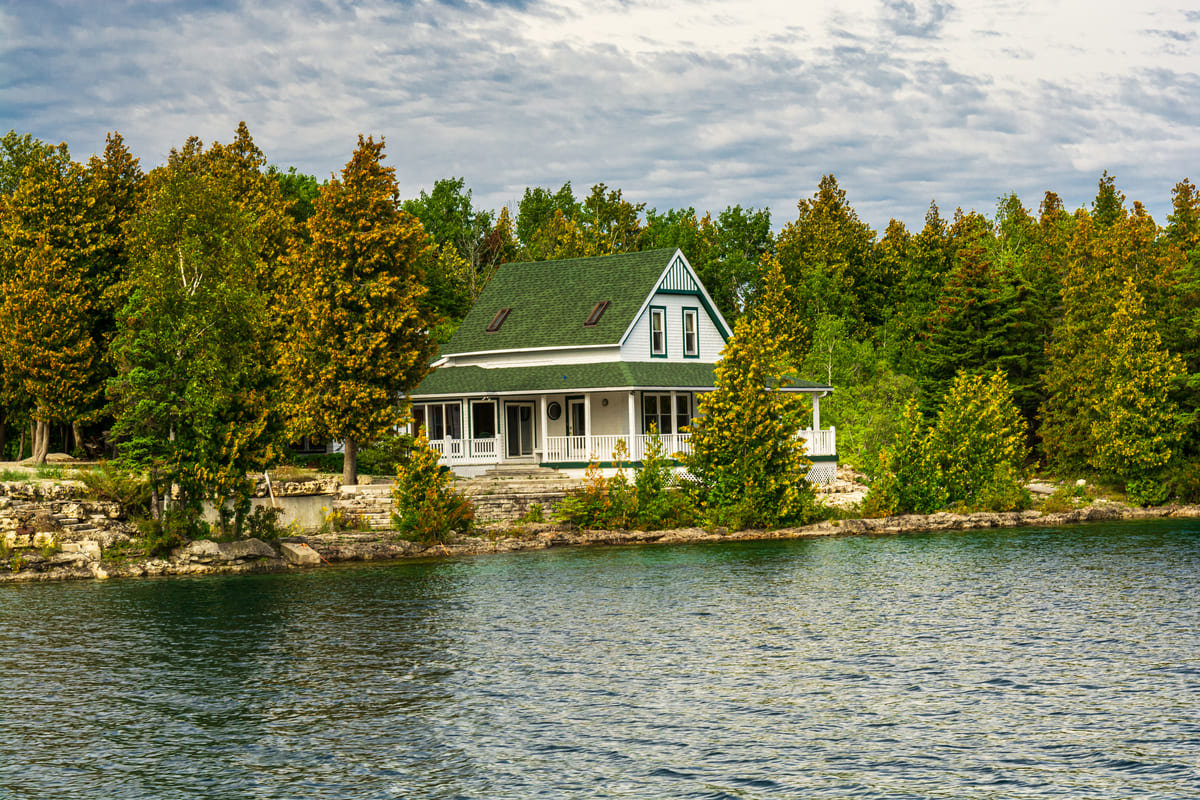 A modern lakefront home in Central Ontario